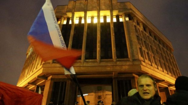 Ruské vlajky před autonomním parlamentem v Simferopolu