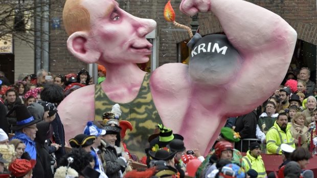 K situaci na Ukrajině a pozici Ruska se vyjádřili i účastníci masopustního karnevalového průvodu v německém Düssledorfu
