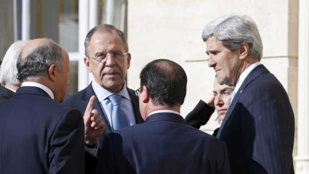 Světoví politici se sešli v Paříži, aby řešili rusko-ukrajinskou krizi. Zleva francouzský ministr zahraničí Laurent Fabius, ruský ministr zahraničí Sergej Lavrov, francouzský prezident Francois Hollande a americký ministr zahraničí John Kerry. 5. 3. 2014
