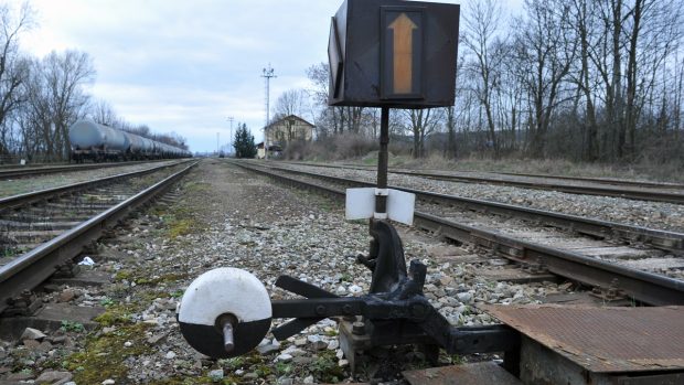 Nádraží Dobrovice, ostře sledovaný vlaky