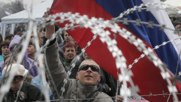 Aktiviské mávají v ukrajinském Doněcku ruskou vlajkou