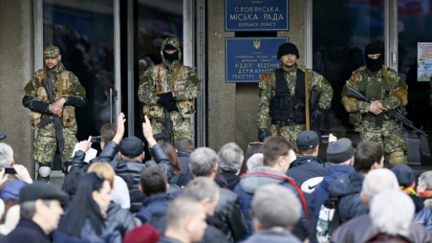 Proruští ozbrojenci už ovládají policejní stanice a místní úřady ve více než deseti městech doněcké oblasti. Na snímku obsazený úřad ve městě Slavjansk