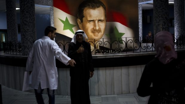 Portrét syrského prezidenta Bašára Asada na nemocnici v Damašku