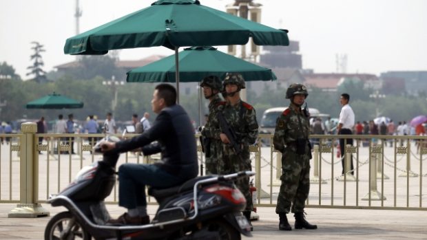 Polovojenské jednotky střeží náměstí Nebeského klidu v Pekingu. Čínské úřady kvůli výročí zpřísnily cenzuru internetu a nasadily do ulic stovky ozbrojených policistů