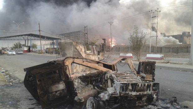 Zdemolované auto v ulicích iráckého města Mosul