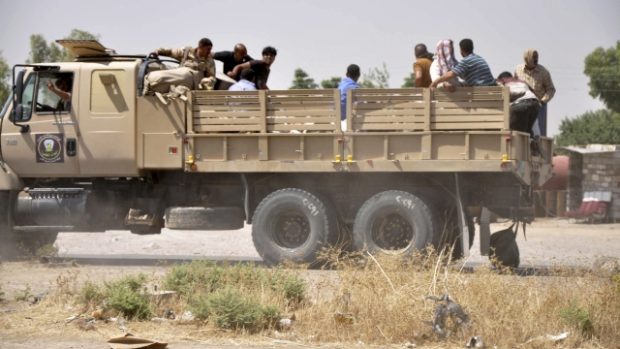 Irácké bezpečnostní síly při silniční kontrole u Kirkúku