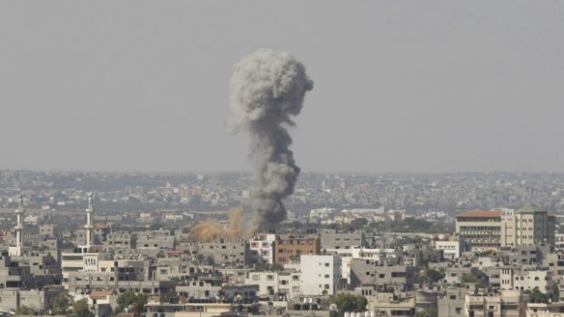 Kouř stoupá z místa izraelského náletu ve městě Gaza