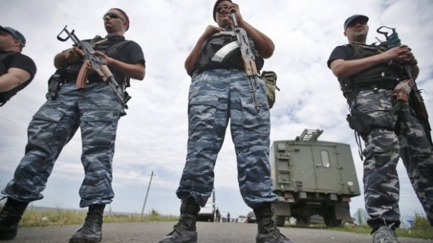 Ozbrojení proruští separatisté u trosek letadla Malajsijských aerolinií nedaleko vesnice Hrabove