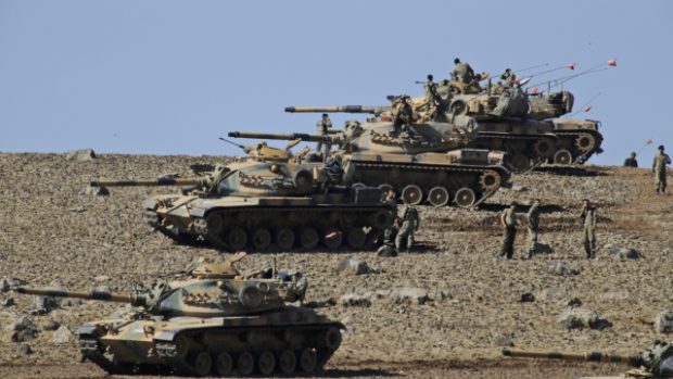 Turecké tanky poblíž hranice se Sýrií