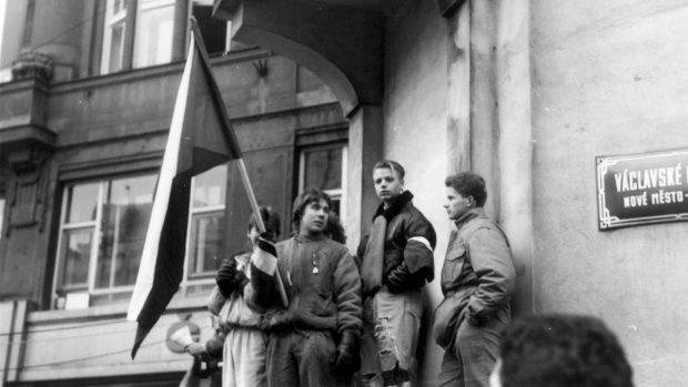 Mladí kluci s vlajkou. Z protestů na Václavském náměstí z listopadu 1989