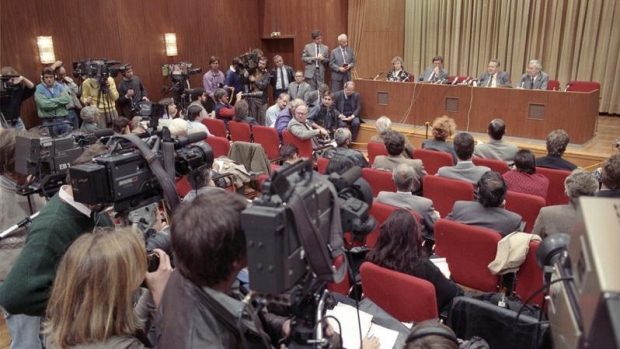 Günter Schabowski na tiskové konferenci oznamuje, že občané NDR mohou okamžitě vycestovat na Západ (9.11.1989 v 18:53)