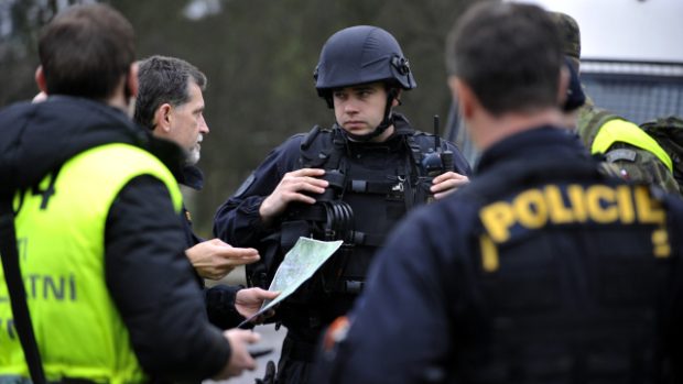 Policisté v obci Vlachovice. I ta musela být evakuována kvůli výbuchům v muničním skladu ve Vrběticích. 6. 12. 2014