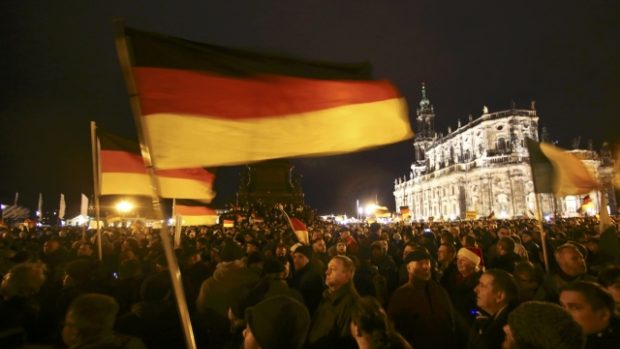 Na demonstraci proti islamizaci Německa se v Drážďanech sešly tisíce lidí