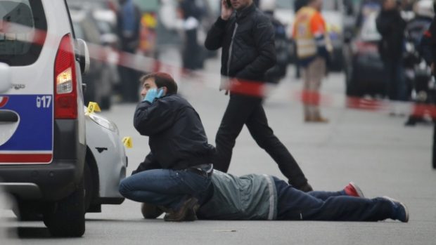 Policejní fotograf dokumentuje okolí atentátu v redakci Charle Hebdo