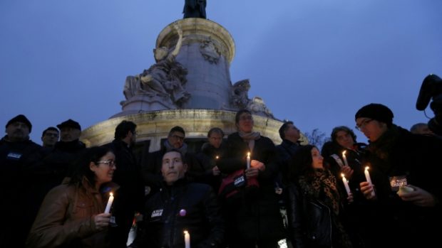 Tisíce lidí na Náměstí Republiky v Paříži uctili památku útoku na list Charlie Ebdo