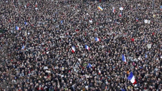 Až milion lidí na pochodu v Paříži