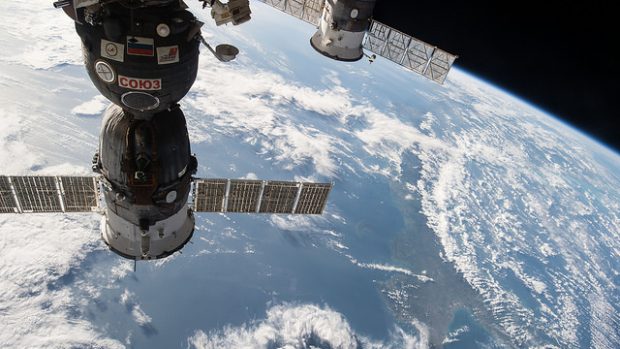 Ruská kosmická loď Sojuz (nalevo) a loď Progress (napravo) umístěné na Mezinárodní vesmírné stanici
