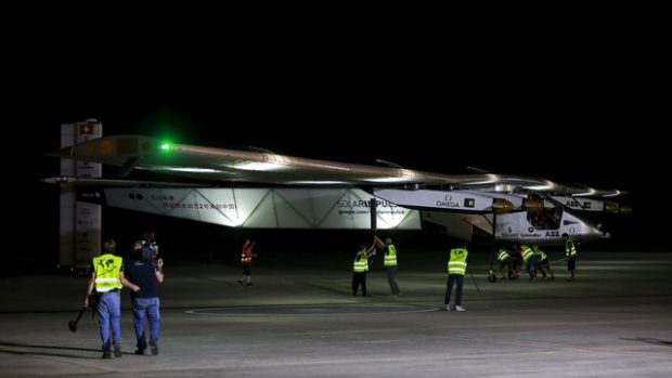 Solar Impulse 2 před odletem z barmského města Mandalaj