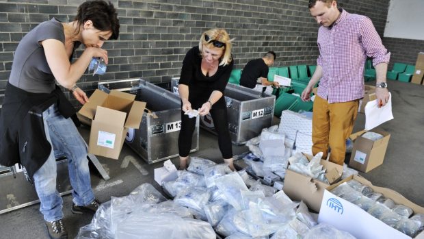 Členové českého záchranářského týmu balili léky a zdravotnické potřeby před odletem do Nepálu