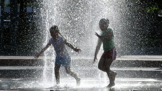 děti, fontána, léto, horko, vedlo, voda