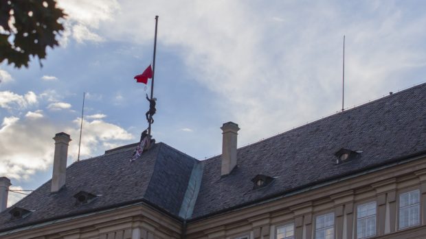 Členové skupiny Ztohoven stáhli na Pražském hradě prezidentskou vlajku a vyvěsili místo ní velké červené trenky