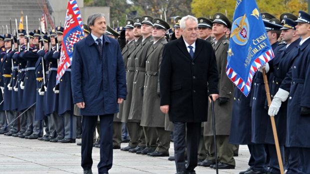 Prezident Miloš Zeman a ministr obrany Martin Stropnický na pražském Vítkově
