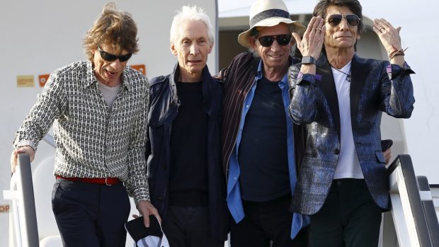 Na Kubě poprvé v historii vystoupí skupina Rolling Stones. Zleva Mick Jagger, Charlie Watts, Keith Richards a Ronnie Wood po přistání v Havaně