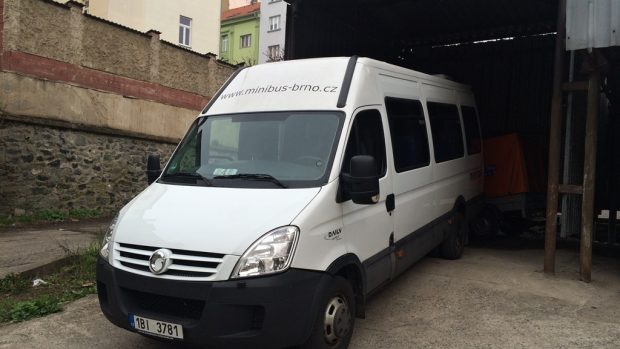 Mikrobus, ve kterém cestovalo 16 iráckých uprchlíků na dvoře cizinecké policie v Ústí nad Labem