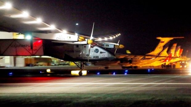 Solární letoun Solar Impulse 2 přistál po 16hodinovém letu v americkém Phoenixu