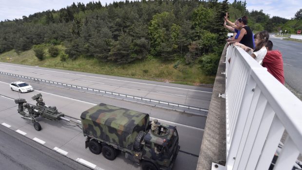 Americký konvoj projíždí Českem a míří do kasáren ve Vyškově