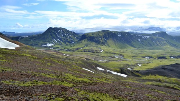 Island – Mohutný ledovec Mýrdalsjökullu, pod nímž se skrývá aktivní sopka Katla, je na dohled dva dny, než se člověk dostane přes sedlo pod ledovcem a zamíří na konec treku na pobřeží oceánu