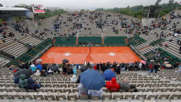 Letošní Roland Garros komplikuje déšť