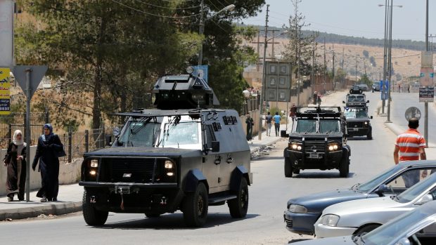 Policejní auta nedaleko jordánského tábora Baká