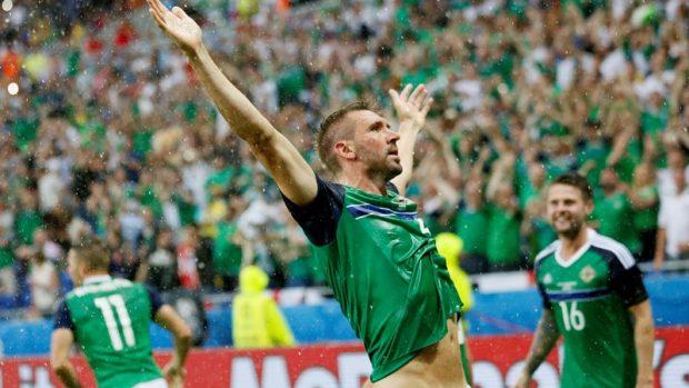 Gareth McAuley v silném dešti slaví první gól Severních Irů