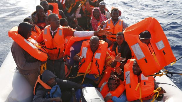 Za jeden den zachránily lodě ve Středozemním moři 4500 migrantů na cestě z Afriky do Itálie.