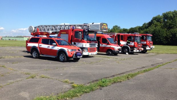 Prostějovští hasiči trénují smotávání 2 km dlouhé hadice na tamním letišti