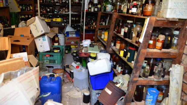 Hasiči objevili deset tun nebezpečných chemikálií v domě v Nedvědicích.