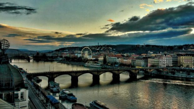 Radnice Prahy 5 zamýšlí na Hořejším nábřeží nedaleko železničního mostu stavbu obřího ruského kola