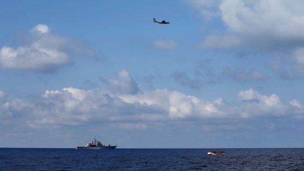 Záchranná operace ve Středozemním moři. Na snímku člun s migranty, španělské letadlo a italská loď