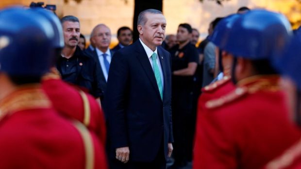 Čestná stráž při příchodu tureckého prezidenta Tayyipa Erdogana do parlamentu v Ankaře