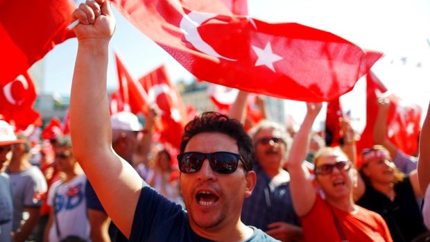 Největší turecká opoziční strana CHP svolala v neděli demonstraci na náměstí Taksim