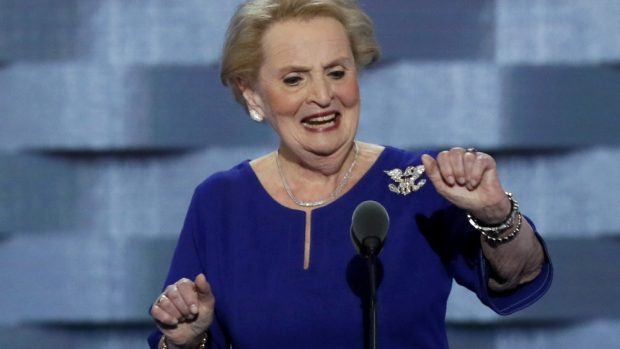 Madeleine Albrightová podpořila Hillary Clintonovou konvenci demokratů ve Filadelfii