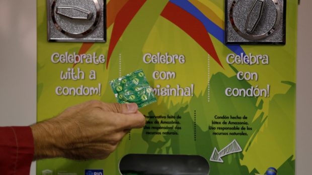 Oslavujte s ochranou, říká slogan na automatech na kondomy