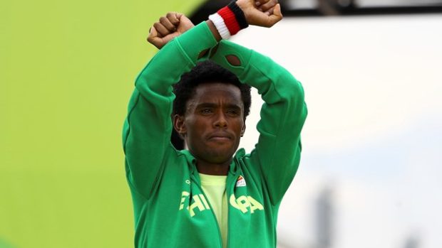 Etiopský běžec Feyisa Lilesa s jeho protestním gestem