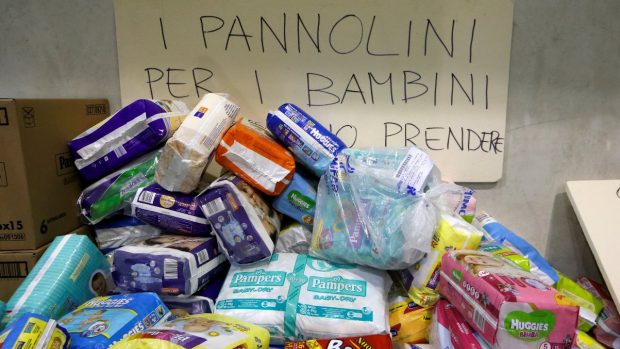 Balíky dětských plen v tělocvičně v italském Amatrice, kde nocovali lidé, jež zemětřesení připravilo o střechu nad hlavou