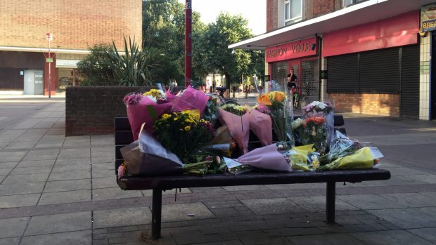 Květiny poblíž místa tragického útoku na dva Poláky v anglickém Harlow