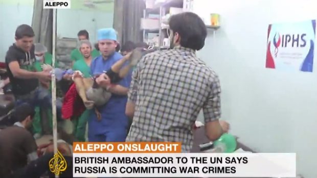 Záběr z nemocnice v Aleppu, která bojuje s náporem zraněných obětí náletů.
