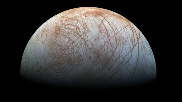 Pod ledem na šestém Jupiterově měsíci Europa je možná voda