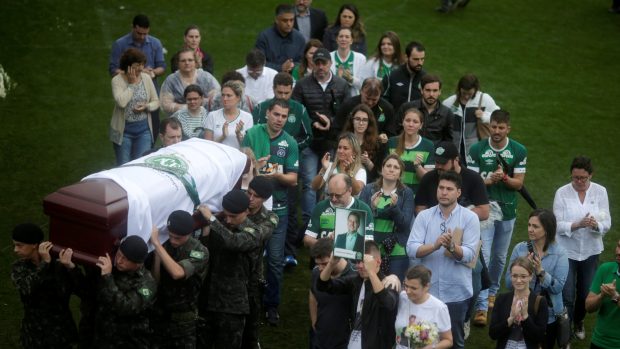 Lidé se na stadionu Chapecoense rozloučili s fotbalisty, kteří zahynuli při leteckém neštěstí