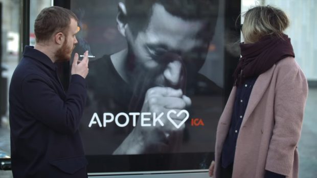 Švédská reklama proti kouření. Rozkašle se, když u ní kouříte